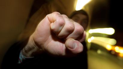 Bild: Bild Karl-Josef Hildenbrand, dpa
In einem Zug ist ein 19-Jähriger komplett eskaliert. Neben der Polizei versuchten ein Bundeswehrsoldat und ein anderer 19-Jähriger über den aggressiven Mann her zu werden.