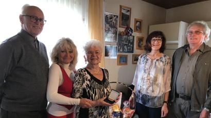 Bild: mma
Ruhestandpfarrer Hans Peter Heindl (von links) und Tochter Edeltraud Schwemmer gratulieren Ruth Raabe zusammen mit Bürgermeisterin Evi Höllerer und Erich Freisinger zum 90. Geburtstag.