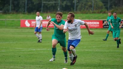 Archivbild: Dieter Jäschke
Fabio Völkl (links) vom FC Weiden-Ost und der Vorbacher Lukas Barthelmann im Laufduell: Die Ostler reisen am Samstag zum Spitzenspiel beim FC Amberg. Die Vorbacher erwarten am Sonntag die SpVgg SV Weiden II.