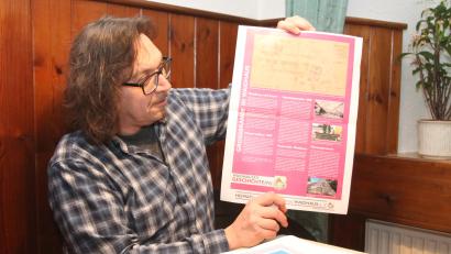 Bild: pi
HAK-Chef Andreas Ringholz stellt die von ihm entworfenen Plakate vor.