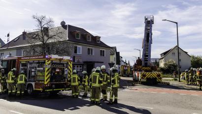 Bild: Hösamer
In einem Haus (links) an der Regensburger Straße brach am Samstagnachmittag im Obergeschoss ein Feuer aus. Fünf Menschen wurden verletzt.