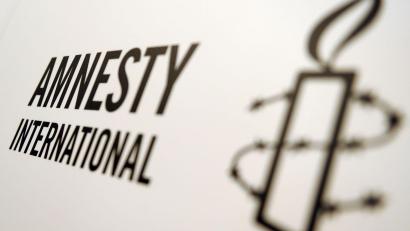 Bild: Britta Pedersen/dpa-Zentralbild/dpa
Die Amberger Ortsgruppe von Amnesty International soll neu aufgestellt werden. Deshalb findet am Freitag, 26. April, ab 19 Uhr ein Informationsgespräch beim Bruckmüller statt, bei dem über die Arbeit und Aufgaben der Gruppe informiert wird.