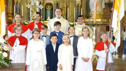 Bild: Sonja Müller
Die Michelfelder Kommunionkinder zusammen mit den Ministranten sowie Pater Ivo Hamburg und Diakon Franz-Josef Reck (hinten, von rechts).