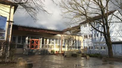 Bild: mma
Zwischen Hallenbad und Grundschultrakt soll ein Anbau entstehen, in dem die neue Mensa der Max-Prechtl-Schule untergebracht wird.