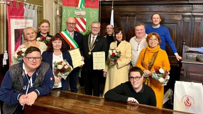 Bild: Sebastian Namyslo/exb
Stolz zeigen Sindaco Massimiliano Presciutti und Oberbürgermeister Andreas Feller (Fünfter und Sechster von links) die unterzeichnete Freundschaftserklärung. Mit ihnen freuen sich die Vertreter der Schwandorfer Delegation, Mitarbeiter der Stadtverwaltung aus Gualdo Tadino und Lehrkräfte des Schwandorfer Carl-Friedrich-Gauss-Gymnasiums und des Istituto di Istruzione Superiore Raffaele Casimiri.