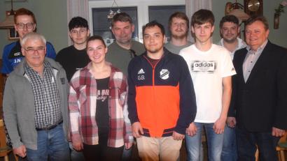 Bild: fz
Der 22-jährige Gerhard Bergler (vorne, Mitte) tritt die Nachfolge des 19 Jahre amtierenden Vorsitzenden Martin Kandler (hinten, Mitte) beim TSV Kirchendemenreuth an.