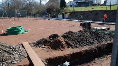 Bild: ak
Der Tennisplatz des SV Kulmain wird derzeit auf Vordermann gebracht. Eine automatische Beregnungsanlage sorgt künftig für stets gute Bewässerung der Ziegelmehlplätze.