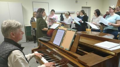 Bild: ald
Geprobt wird in der Franz-Grothe-Schule in Weiden. Franz Nestler begleitet den Chor am Klavier.