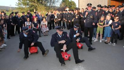 Bild: frd
Auf "Mini-Feuerwehrautos" geht's zum zum "Auftanken". Die Nunzenrieder Feuerwehrleute müssen beim Patenbitten einige Aufgaben lösen.