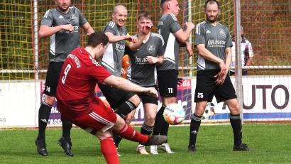Bild: Büttner
Der Pfreimder Bastian Lobinger führt einen Freistoß in der Partie gegen Grafenwöhr aus.