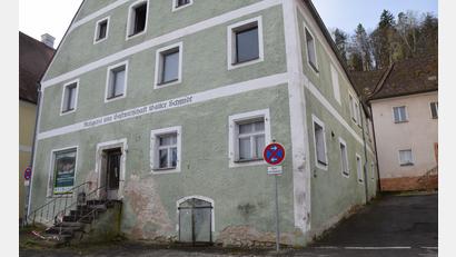 Bild: bö
Die großen bürokratischen Hürden für den Bau des Naturparkzentrums im leer stehenden Ackerbürgerhaus am Marktplatz in Hohenburg sind überwunden. Die geschätzten Kosten für diese Baumaßnahme liegen bei 5,1 Millionen Euro. Der Eigenanteil der Marktgemeinde Hohenburg ist auf 1,8 Millionen Euro beziffert.