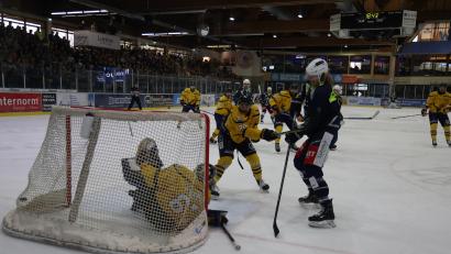 Bild: Tobias Neubert
Neal Samanski (rechts) erzielt das 1:0 für die Blue Devils gegen Tilburg. Die Weidener gewannen am Ende mit 8:1 und machten damit den Einzug ins Play-off-Finale perfekt.