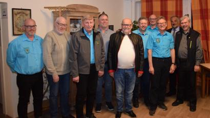 Bild: fla
Gemeinsam mit dem Bezirksvorsitzenden Reinhart Ott (rechts) nahm Vorsitzender Ludwig Eger (Dritter von rechts) zahlreiche Ehrungen vor. Manfred Kuhn (Dritter von links) und Max Kick (Fünfter von links) wurden dabei zu Ehrenvorsitzenden ernannt.