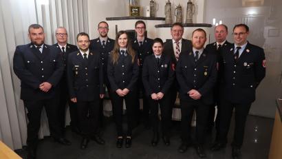 Bild: rab
Neuwahlen bei der Feuerwehr Ebersbach (von links): stellvertretender Vorsitzender Andreas Weiß, Kreisbrandrat Christof Strobl, Kreisbrandinspektor Michael Iberer, der wiedergewählte Vorsitzende Manuel Lindner, Schriftführerin Anna Reuschl, der neue Kassier Markus Hann, die scheidende Kassienwartin Karin Dotzler, Bürgermeister Hans-Martin Schertl, Zweiter Kommandant Andreas Zwack, Kreisbrandmeister Andreas Luber und Erster Kommandant Wolfgang Rösch.