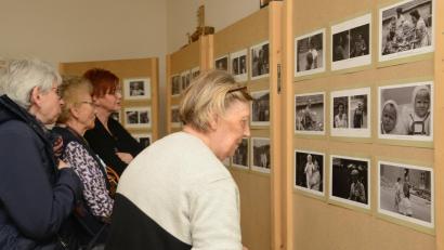 Bild: bey
In kleinen Gruppen schauen sich die Schirmitzer Bürgerinnen und Bürger die Bilder der Ausstellung genauestens an, um sich vielleicht selbst oder andere Freunde darauf zu entdecken.
