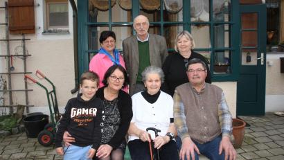 Bild: frd
Bei noch guter Gesundheit feiert Luise Resch (vorne, Zweite von rechts) im Kreis ihrer Familie und Freunden ihren 90. Geburtstag. Dritter Bürgermeister Günther Gilch (hinten, Mitte) ist zum Gratulieren gekommen.