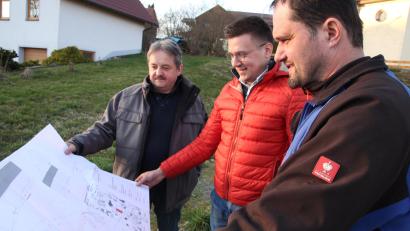 Bild: kro
Mit Vorfreude blicken Walter Frank, Lukas Üblacker und Josef Weidhas (von links) in den Plan für die neue Vereinsscheune.