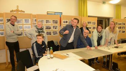 Bild: bey
Die Muster auf dem Tisch, der Blick auf die Leinwand mit den Bildern des Fußbodens gerichtet - so machen sich Bürgermeister Ernst Lenk und die Gemeinderäte ein Bild vom möglichen späteren Aussehen des "Innenlebens" der Mehrzweckhalle.