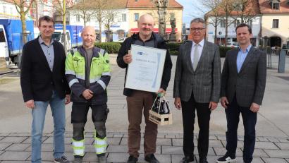 Bild: Stadt Tirschenreuth/exb
Neben Bürgermeister Franz Stahl (Zweiter von rechts) und Werkleiter Thomas Kraus (links) gratulierten Karl Schwägerl (Mitte) auch der Leiter der Hauptverwaltung, Markus Bergauer (rechts), sowie der Personalratsvorsitzende der Stadtwerke, Michael Fiedler (Zweiter von links) zum Dienstjubiläum.