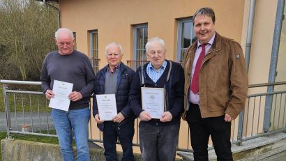 Bild: Christina Trenner/exb
Vorsitzender Martin Fischer (rechts) zeichnete Gerhard Möhrlein, Bernhard Schwamberger und Xaver Gleißner mit Urkunden aus.