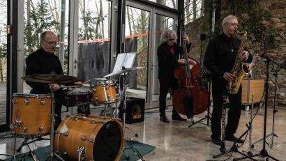 Bild: Monika Renda/exb
Die Musiker des Juri-Smirnov-Trios zeigen beim Konzert im Gedankengebäude der Burg Wernberg ihr Können.