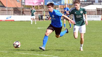 Bild: Gebert
Mit zwei Toren in der Schlussphase rettete Jakub Nedbaly (rechts, hier im Laufduell mit Maximilian Hafenbrädl) dem SV Mitterteich gegen den 1. FC Herzogenaurach noch einen Punkt.