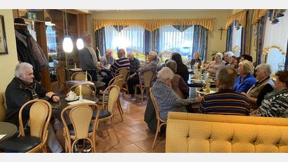 Bild: Josef Glas
Aufmerksame Zuhörer beim Vortrag von Harald Köcher (stehend links) im Café Seegerer in Tännesberg.