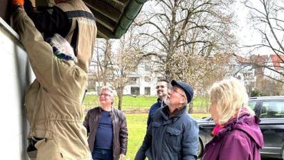 Bild: Karoline Gajeck-Scheuck/exb
Im Hockermühlbad sollen sich Vögel und Fledermäuse zuhause fühlen. Von links: Gottfried Utz vom Bund Naturschutz, Thilo Wiesnet vom Landesbund für Vogel- und Naturschutz, Rolf Künstler, Maria Stiegler sowie Hans-Jürgen Bumes und Bäderleiter Michael Gaisa (Dritter von links).