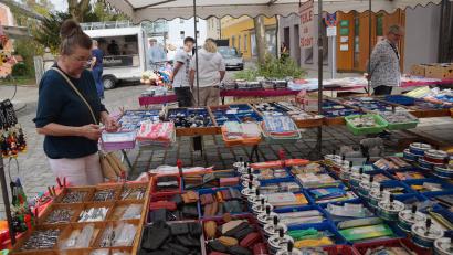 Bild: wel
"Alle Teile 50 Cent" bietet ein Stand am Marktplatz.