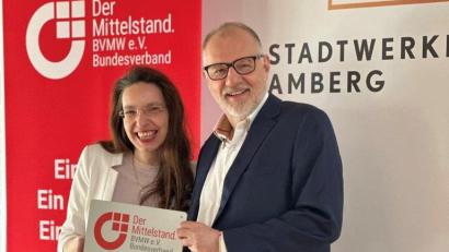 Bild: Karoline Gajeck-Scheuck/exb
Schild und Urkunde wurden von Violetta Meyer, Beauftragte des BVMW (Region Oberpfalz) wurden an Stadtwerke-Geschäftsführer Frank Backowies überreicht.