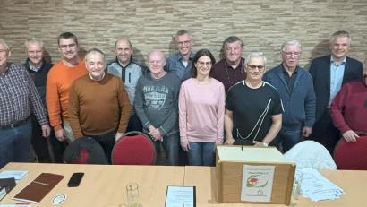 Bild: cro
Der neu gewählte Vorstand des Siedlerbunds Flossenbürg (von links): zweiter Vorsitzender Reinhold Sollfrank, zweiter Schriftführer Robert Stahl, zweiter Kassier Ralf Hertrich, Beisitzer Albert Lurtsch, Peter Müller, Karl Pöllinger, Kassier Stefan Meiler, Schriftführerin Carmen Memminger, Beisitzer Franz Sladky, Vorsitzender Josef Käs, Kassenprüfer Hand Hör, Bürgermeister Thomas Meiler und Kassenprüfer Eduard Malzer