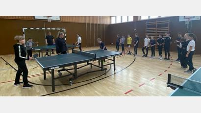 Bild: gz
Ministranten und Kommunionkinder ermitteln den Tischtennischampion.