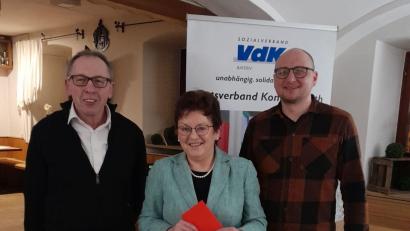 Bild: SPD und VdK Konnersreuth/exb
Renten-Expertin Brigitte Scharf referierte kürzlich in Konnersreuth. Mit im Bild VdK-Ortsverbandsvorsitzender Lorenz Haberkorn (links) und SPD-Ortsvorsitzender Markus Wenisch.