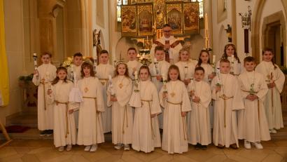 Bild: bey
Stadtpfarrer Adam Karoclzak feiert mit19 Kindern aus der Großgemeinde Pleystein das Fest der Heiligen Erstkommunion.