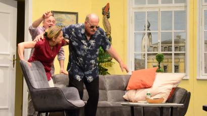 Bild: Kunz
Günther (Bernd Helfrich) täuscht den Pflegefall vor und stützt sich auf den Nachbarn (Andreas Löscher) und die Prüferin (Simona Mai).