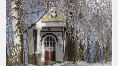 Bild: schß
"Die Wacht" bei der " Fehlner Kapelle" bei Bittenbrunn. Hier kreuzten sich die Hohe Straße und der Bistumer Steig, aus der Richtung des heutigen Eger kommend zur Keltensiedlung Manching.