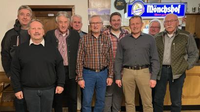 Bild: ld
Der alte und neue Vorstand mit Jagdvorsteher Florian Söllner (Vierter von rechts), Stellvertreter Alexander Moller, (hinten links), Kassier Hans-Jürgen Schmidt (rechts) und Schriftführer Armin Schmelzer (Dritter von rechts). Jagdpächter Josef Scherm (Zweiter von rechts).
