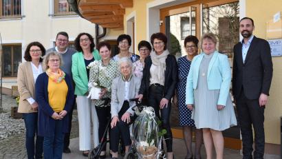 Bild: gi
Senior-Wirtin Anna Kölbl (Mitte) feiert 90. Geburtstag. Dazu gratulieren ihre Töchter, Pfarrer Udo Klösel (links), Bürgermeister Armin Bulenda (rechts) sowie eine Abordnung des Frauenbundes und der Frauen-Union.