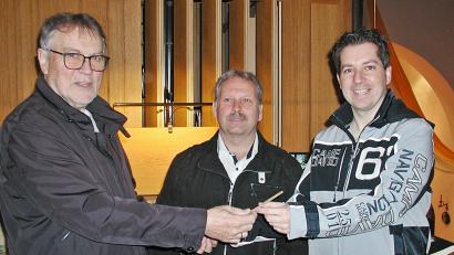 Bild: ld
Nach der Auferstehungsfeier am Sonntagmorgen gab es eine Überraschung auf der Orgel-Empore: Michael Brucker (rechts) übergab den Dirigierstab an Bürgermeister Bernhard Schindler und den Vorsitzenden des Kulturellen Förderkreises, Bertram Nold (links).