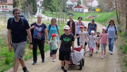 Bild: le
Die Familien der katholischen Pfarrgemeinde machen sich gemeinsam auf den Weg.