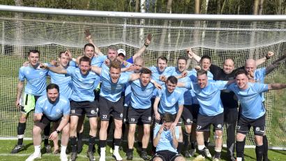 Bild: Hubert Ziegler
Jubel bei den Spielern der SF Ursulapoppenricht mit Trainer Sven Seitz (hintere Reihe, Dritter von rechts) über den Gewinn der Meisterschaft in der Kreisklasse Süd.