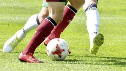 Symbolbild: zg
Nach der sportlichen Begegnung schlug ein Spieler in Tirschenreuth einem gegnerischen Akteur mit dem Fußballschuh ins Gesicht.