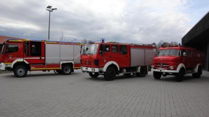 Bild: kro
Tirschenreuther Feuerwehrgeschichte bei den Tanklöschfahrzeugen: links das neueste, in der Mitte das „ausrangierte“, Baujahr 1986, und rechts das älteste, Baujahr 1961, das heute hauptsächlich als Hochzeitsauto dient.
