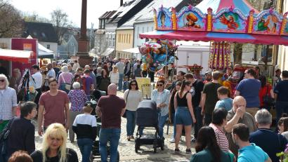 Bild: jr
Gefragt waren nicht nur die Einkaufsmöglichkeiten, sondern auch das Karussell, dass gleich neben der Stadtpfarrkirche stand.