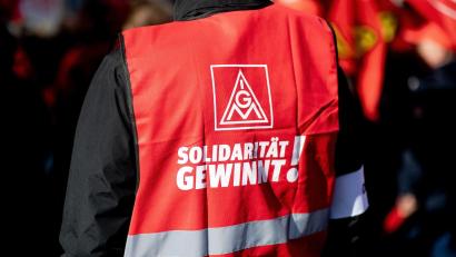 Symbolbild: Hauke-Christian Dittrich/dpa
Die IG Metall ruft Beschäftigte der Firma Pfleiderer zum Warnstreik auf.