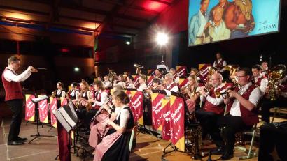 Bild: hm
Rund 40 Musikerinnen und Musiker der Stadtkapelle bieten den Besuchern in der Landgraf-Ulrich-Halle ein abwechslungsreiches Konzert.