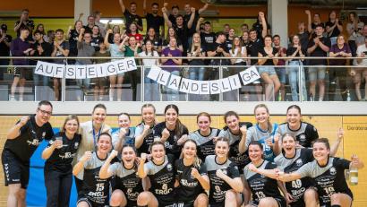Bild: Günter Uschold
Die Damen des HV Oberviechtach besiegen den Tabellenzweiten HSG Weiden sicher mit 29:20 und steigen damit zum ersten Mal in der 40-jährigen Geschichte des HV in die Landesliga auf. Das Besondere daran: Der Erfolg gelang nur mit Eigengewächsen.