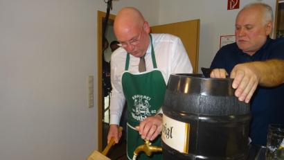 Bild: apr
Oberbürgermeister Oliver Weigel zapft in der Hammerner Dorfkneipe das erste Fass Bier an. Jürgen Bayern hilft.