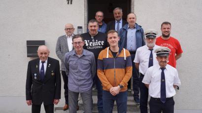 Bild: fvo
Vorsitzender Michael Prößl (vordere Reihe Mitte) und sein Stellvertreter Michael Beer (vordere Reihe Zweiter von links) führen die Krieger-, Soldaten- und Reservistenkameradschaft Waldthurn an.