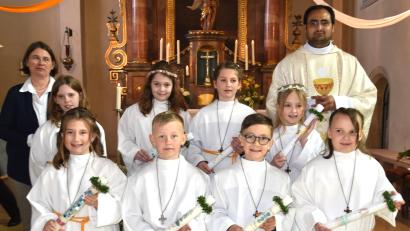 Bild: no
Die acht Erstkommunionkinder in Illschwang mit Pfarrvikar Yeruva und der Leiterin der außerschulischen Erstkommunionvorbereitung, Isabella Riederer Freifrau von Paar.